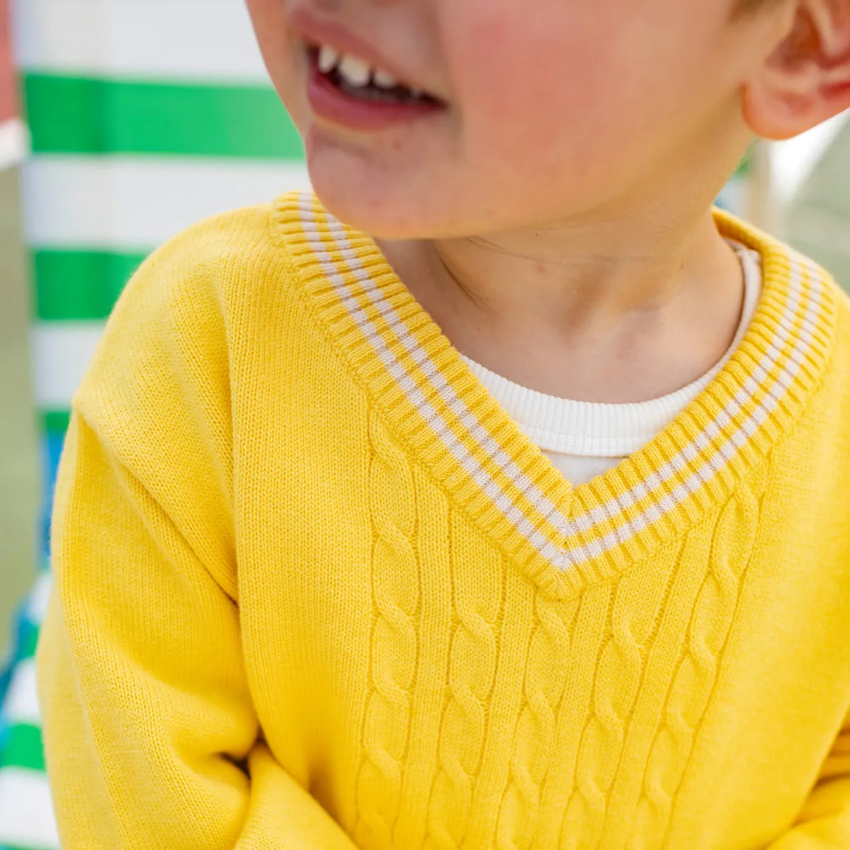 Chandail en tricot jaune col V, bébé || Yellow knit sweater with V neck, baby