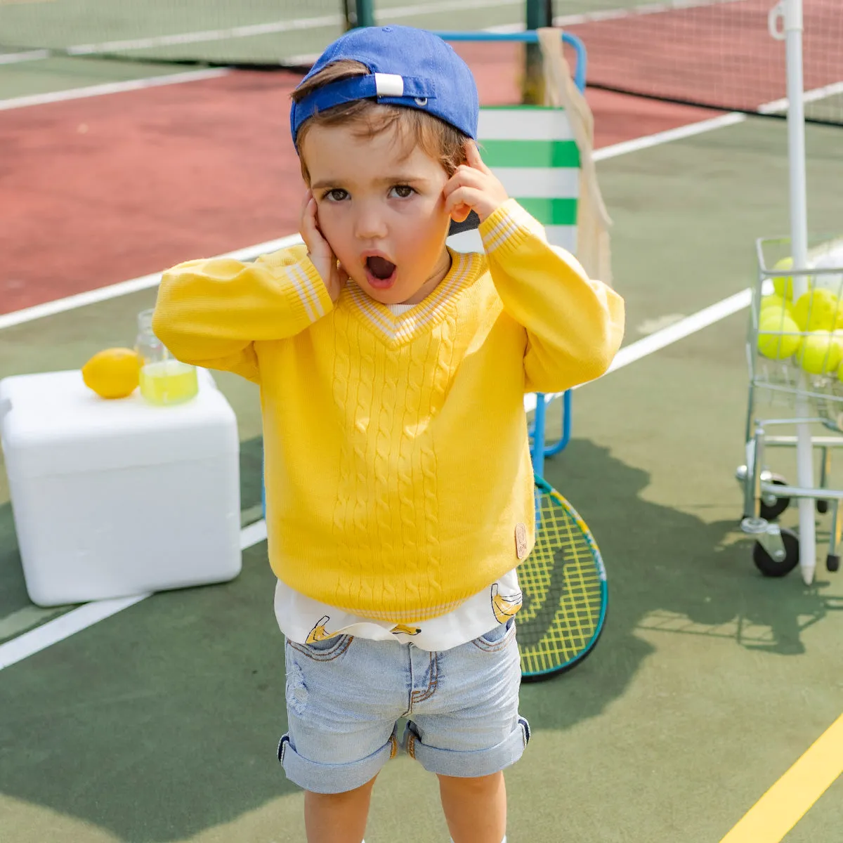 Chandail en tricot jaune col V, bébé || Yellow knit sweater with V neck, baby