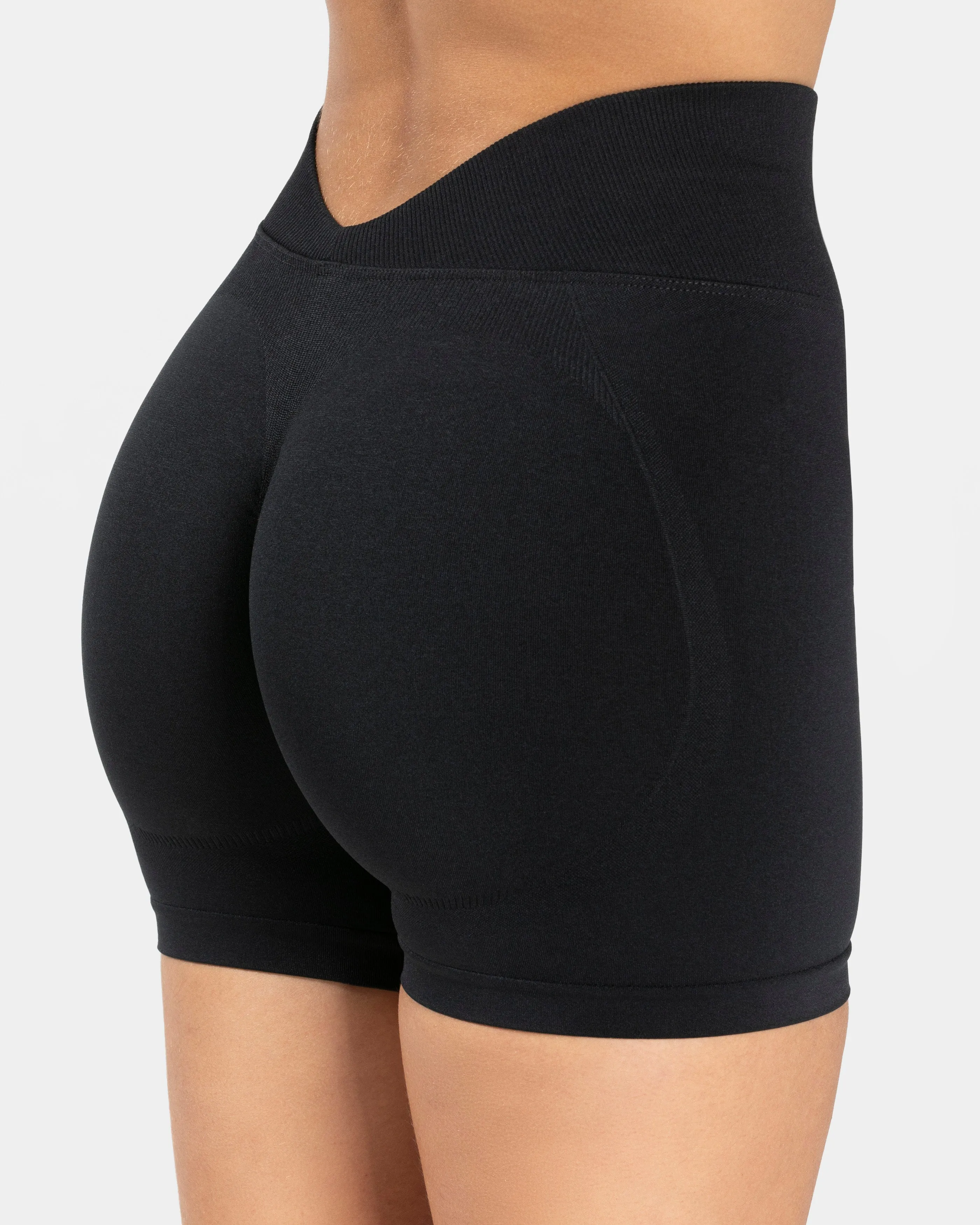 Essence V-Back Covert Scrunch Short "Schwarz"
