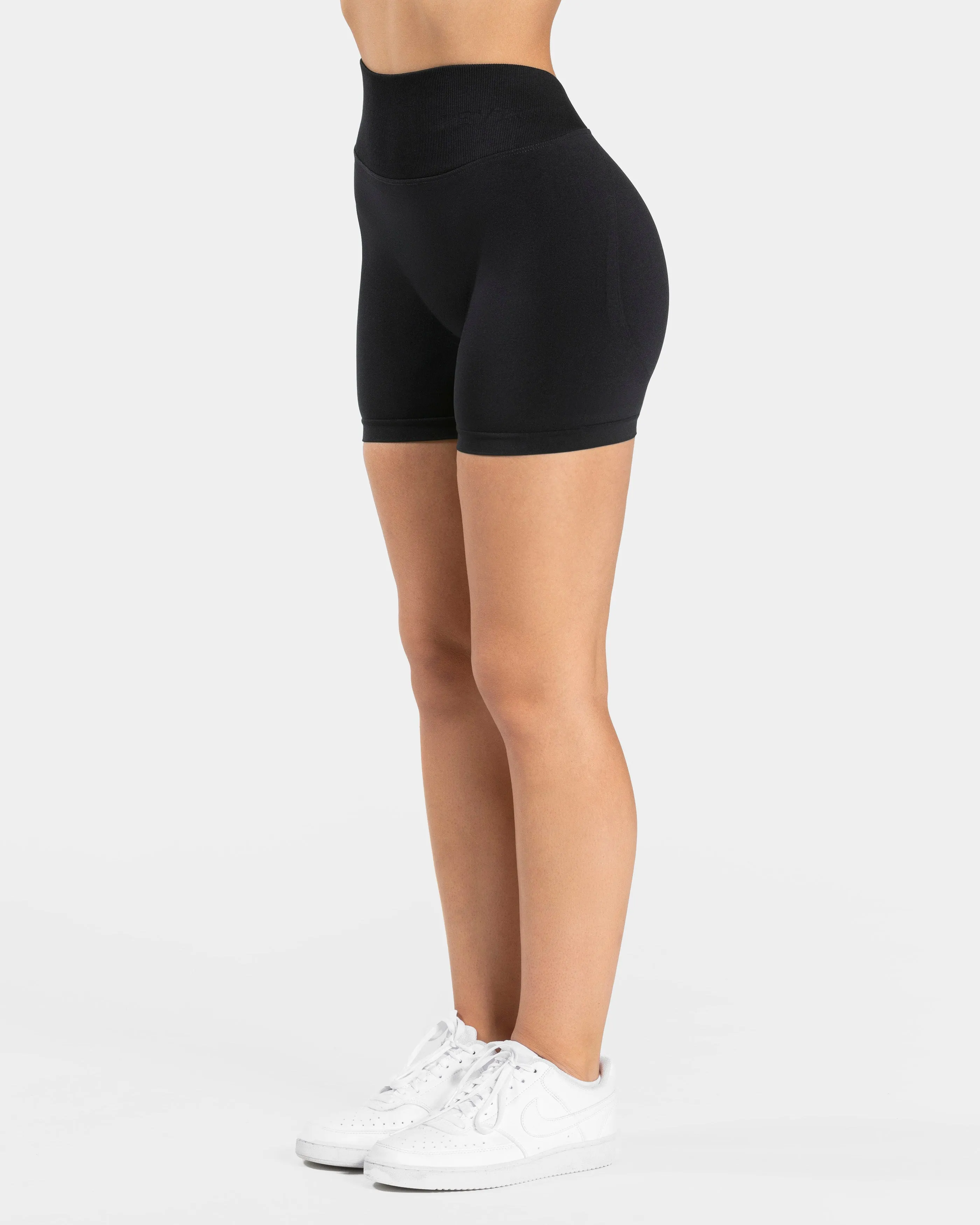 Essence V-Back Covert Scrunch Short "Schwarz"