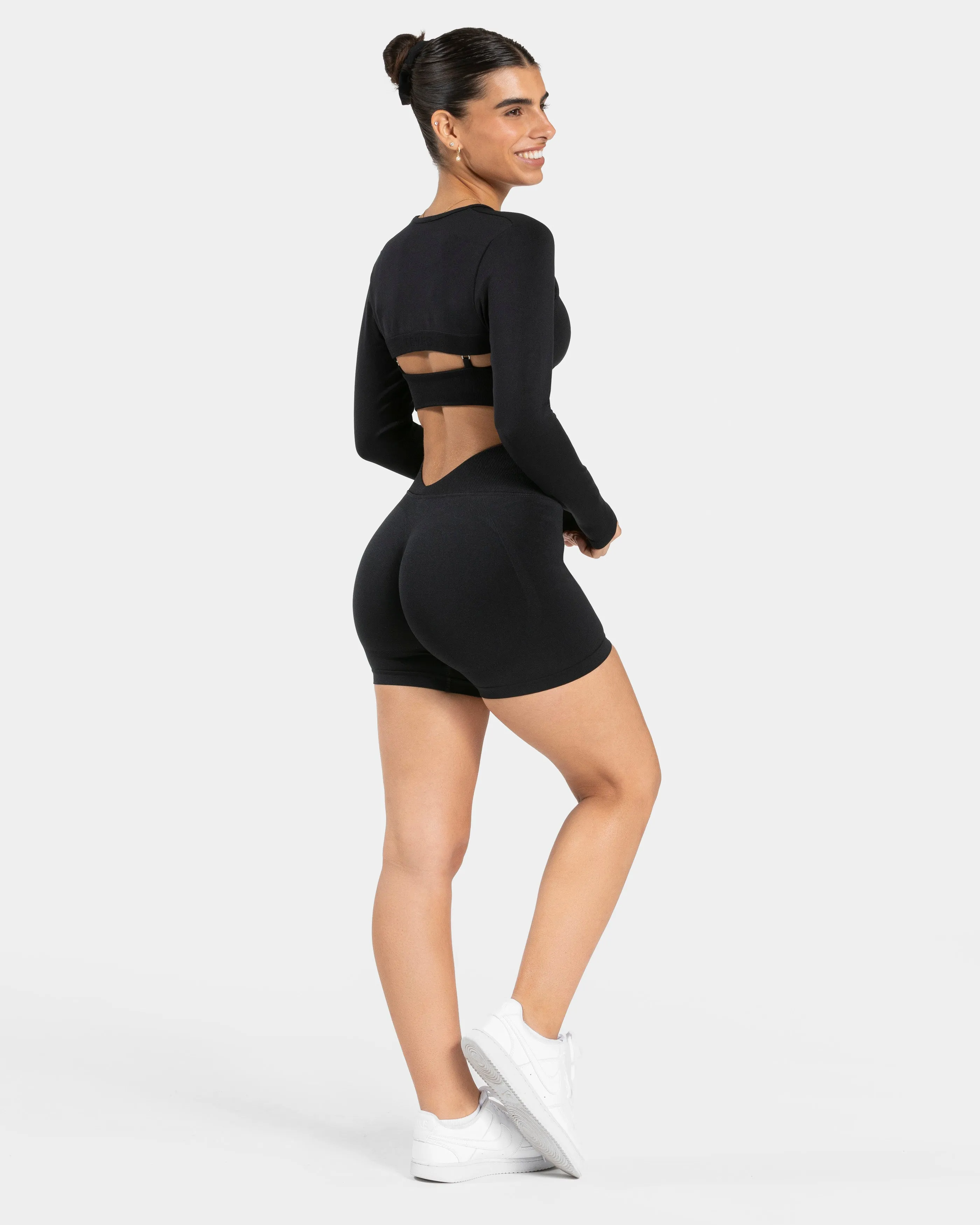 Essence V-Back Covert Scrunch Short "Schwarz"