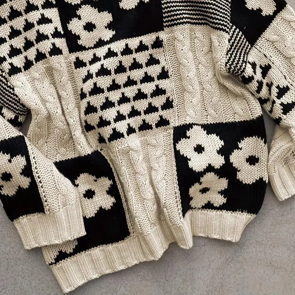 Locker gestrickter Damenpullover mit Blumenmuster - Lilou