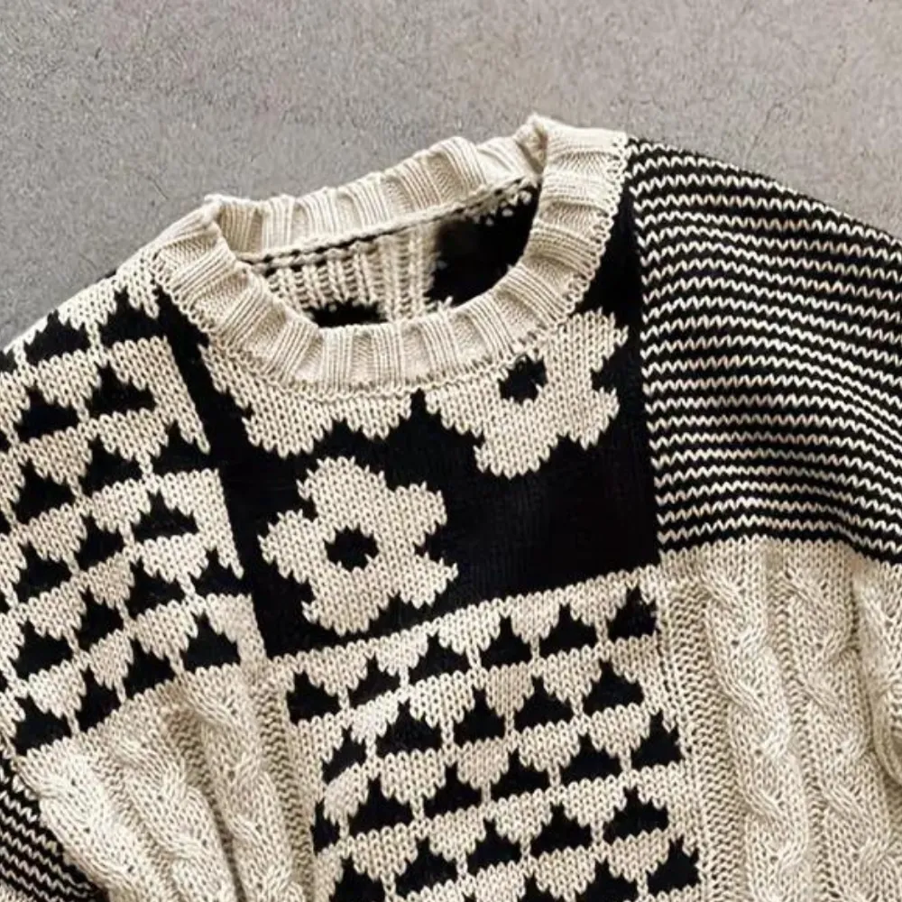 Locker gestrickter Damenpullover mit Blumenmuster - Lilou