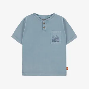 T-shirt à manches courtes bleu avec poche en coton, enfant || Blue short sleeves t-shirt with pocket in cotton, child
